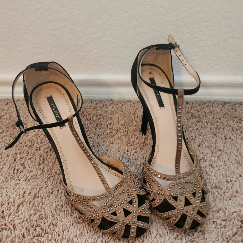 Heels Forever 21 size 7.5 black and beige